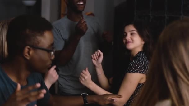 I millennials multietnici ballano alla festa di casa. Al rallentatore. Celebrazione dell'umore festivo. Compleanno. Giovinezza diversa. Emozione . — Video Stock