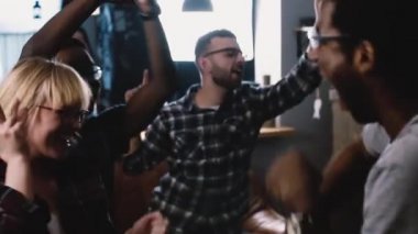 Çok etnik millennials deli bir partide dans. Yavaş hareket öğrenciler tatil kutlaması vahşi ve aptal olsun. Duygu