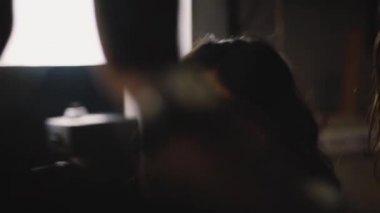 Bir partide dans çekici mutlu İspanyol kız. Ağır çekim kapatın. Çok etnik doğum günü kutlaması. Duygu.