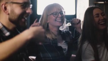 Mutlu millennials çok etnik gruptan oluşan bir partide dans. Ağır çekim kapatın. Genç insanlar kutlamak, get deli duygusal.