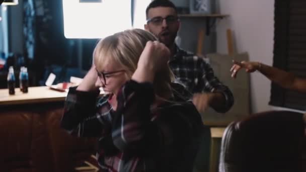 Una chica muy europea bailando en una fiesta. Cámara lenta de cerca. Celebración del cumpleaños multirracial. Energía y emoción . — Vídeo de stock