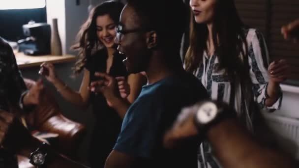 African American man die dansen met vrienden. Slow motion close-up. Multi etnische-verjaardag partij. Vriendschap. — Stockvideo