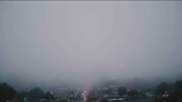 Timelapse de tráfico urbano cubierto de niebla. París, Francia. Plaza Torre Eiffel. Apertura de fondo atmosférico 4K . — Vídeo de stock