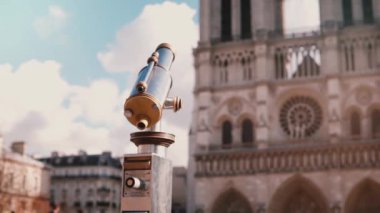Bere, küçük kız para teleskopla görünüyor. Ağır çekim. Notre-Dame de Paris. Geliyor, kule Görüntüleyicisi'ni kullanarak çocuk