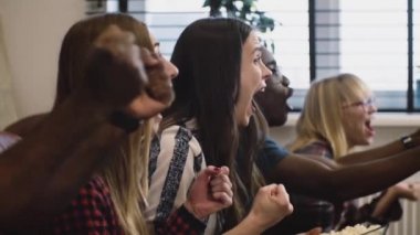 Çok etnik gruptan oluşan sporseverler kutluyor zafer bağırmak. Ağır çekim. Çılgın taraftar Tv. duygu üzerinde futbol maçı izle.