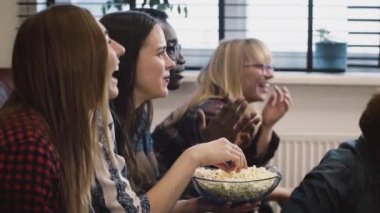 Mutlu karışık yarış millennials birlikte televizyon izleriz. Ağır çekim kapatın. Çok etnik hayranları favori takım destekler. Duygu.