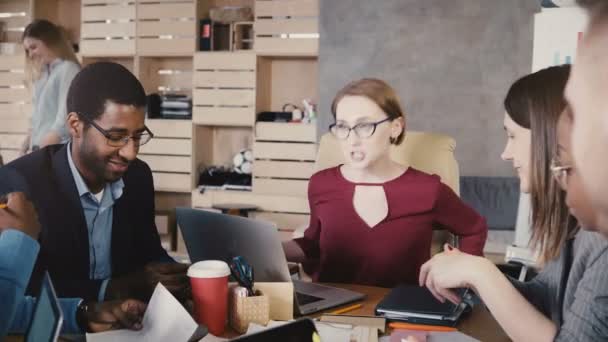 다 인종 팀 새로운 프로젝트 아이디어에. 행복 한 사무실 동료 비즈니스 회의 브레인 스토밍에 웃 고입니다. 4 k — 비디오