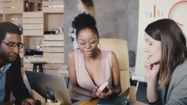 Yeni proje tartışmaya çok etnik yaratıcı ekibi. Uluslararası iş ortakları gülümseme mali ajansı 4 k Toplantı