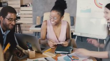 Çok etnik tartışırken yaratıcı strateji planları takım. Mutlu gülümseyen Ofis çalışanları, yönetim kurulu toplantısı 4 k fikirleri oluşturmak