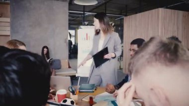 Kadın Ceo açıklayan iş proje ekibine, flipchart üzerinde veri açıklar. Çok ırklı ofis personel yönetim kurulu toplantısı 4 k.