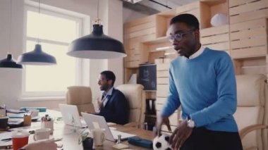 Modern ofis içinde çok ırklı meslektaşları konuşmak. Genç mutlu dostu iş adamları konuşmak, mola sırasında 4 k hareketleri göster.