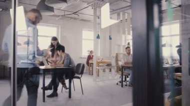 Çok ırklı ekibi modern trendy ofisinde çalışıyor. Mutlu genç yaratıcı millennials gülümseyen 4 k coworking ışıkta çalışır.
