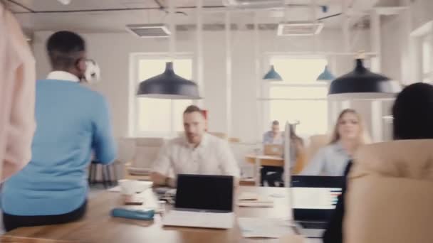 Kamera sleduje žena vůdce motivování zaměstnanců. Žena šéf chodí a mluví s kolegy Smíšené rasy v moderní kanceláři 4k — Stock video