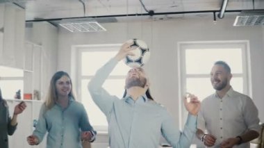 Mutlu beyaz işçi futbol kafasına hokkabazlık. Neşeli karışık yarış Yöneticiler Office 4 k iş başarısı kutlamak