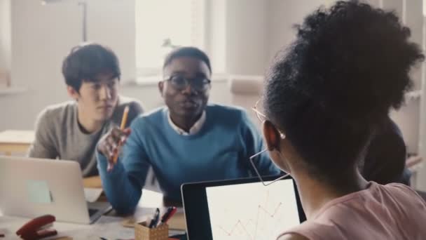 Mujer afroamericana dirigiendo reunión de oficina. Grupo multiétnico joven discutir tendencias criptomoneda primer plano 4K . — Vídeos de Stock