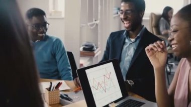 Karışık etnik köken takım iş toplantısında gülüyor. Mutlu gülümseyen yaratıcı millennials ofisinde, yakın çekim 4 k şakaları.