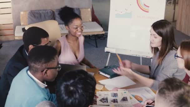 Teamwerk in trendy loft bedrijf coworking space. Multi-etnisch gelukkige jonge creatieve werknemers brainstormen samen 4k. — Stockvideo