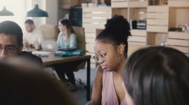 Afro-Amerikan işkadını office toplantısında. Çok ırklı sağlıklı ofis. Kadın Takım Yöneticisi içinde gözlük yakın çekim 4k