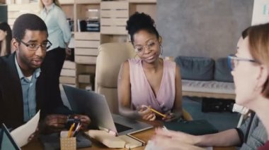 Trendy ofiste karma etnik köken takım toplantısı. Mutlu gülümseyen yaratıcı millennials beyin fırtınası, iş geliştirme. 4k.