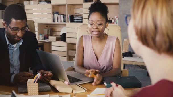 African American vrouw leider motiveert werknemers. Vrouwelijke baas leidt en geeft instructies aan zakelijke bijeenkomst 4k. — Stockvideo