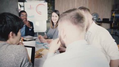 Afrika kökenli Amerikalı işadamı ofis toplantı yol açar. Genç çok ırklı grup geliştirmek iş şirket stratejisi 4k.