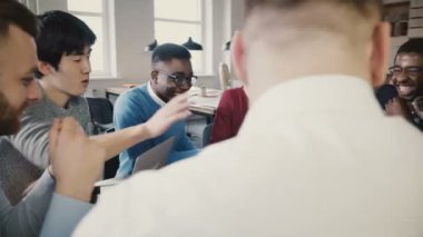 Çok etnik grubunu office iş toplantısında. Genç çeşitli Ortaklar fikirleri tartışmak, o zaman alkışlar ve 4 k gülümseyerek başlamak.