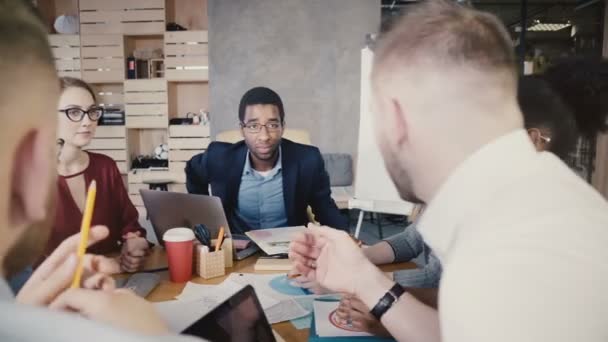 Chef d'équipe afro-américaine au bureau. Jeunes hommes d'affaires multiethniques remue-méninges dans le coworking à la mode 4K . — Video