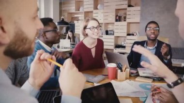 Karışık etnik köken takım beyin fırtınası office toplantısında. Mutlu yaratıcı bin yıllık iş arkadaşları grup tartışmak iş fikirleri 4k.