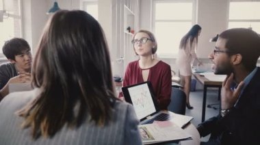 Office toplantıda çok ırklı iş konuşurlar. Mutlu bin yıllık başlangıç Ortaklar iş sözleşmesinin 4 k pazarlık.