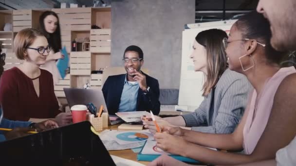 Gente de negocios mixta que se reúne en la oficina. El secretario le da documentos al jefe, los distribuye entre los empleados. 4K . — Vídeo de stock