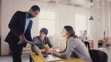 Afrika kökenli Amerikalı patron office girin gelip arkadaşlarınıza konuşmamı kamera aşağıdaki gibidir. Mutlu çok ırklı iş adamları 4k.