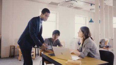 Kamera izler ciddi siyah CEO'su office girin, meslektaşlarına konuş. İş zorluklar 4k üzerinde çok ırklı ekip çalışması.
