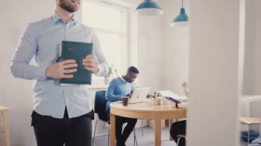 Genç Avrupa patron motive eder ve iş arkadaşları teşvik eder. Mutlu çok ırklı işçi gülümse, modern sağlıklı ofis 4 k keyfini çıkarın
