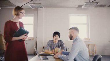 Kamera aşağıdaki çekici kadın patron office girin, meslektaşları konuşmak, gülümse, modaya uygun office 4 k'da çalışanlar motive.
