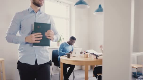 Jonge Europese baas motiveert en stimuleert collega's. Gelukkig multi-etnisch werknemers smile, geniet van moderne gezond kantoor 4k — Stockvideo