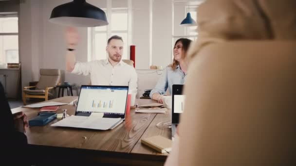 Alkalmazottak bevezetése új projekt, a főnök. Modern többnemzetiségű üzleti találkozó modern, világos irodai panoráma shot 4k. — Stock videók