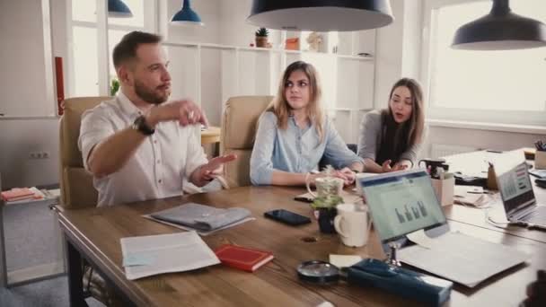 Multi-etnisch zakelijk partners gesprek aan tafel. Vertrouwen bedrijf bazen praten en onderhandelen over contractvoorwaarden 4k. — Stockvideo