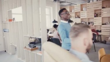 Mutlu Afrika kökenli Amerikalı adam için ofis arkadaşları yüksek Beşli verir. İş başarı neşeli dans 4 k ile kutluyor.