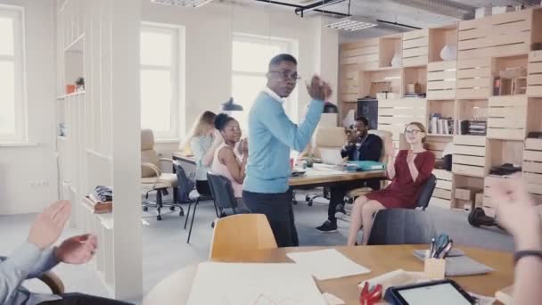 幸せな黒人男性達成を祝う面白い勝利のダンスを行います。近代的なオフィス 4 k に拍手多民族の同僚. — ストック動画