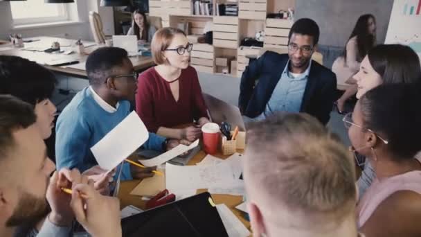 Os empresários fazem um brainstorm na reunião do escritório. Feliz criativo multirracial equipe agência de vendas sorrindo e falando 4K . — Vídeo de Stock
