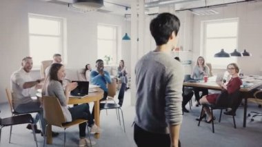 Kamera komik zafer kutlama dans yürüyüşünü Office yapıyor mutlu Asya adam takip, iş arkadaşları alkış ve 4 k gülmek.