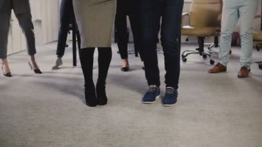 Eğlenceli yapıyor iki Afrikalı-Amerikalı meslektaşları ofis partisinde dans. Yarış arkadaşlar eğlenmeye karışık etkinlik işyerinde 4k.