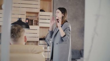 Ofis takım toplantıda konuşan kadın lideri. Proje yöneticileri yön 4 k çalışmak için çok ırklı gençler dinle.