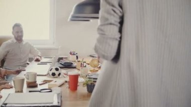 Unrecognisable kadın patron çok ırklı ofis takım toplantısı işçi motive eder. Modern işyeri 4k farklı grup.