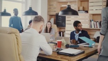 Ciddi çalışanlar için unrecognisable kadın patron toplantısında konuş. Ceo loft modern ofisindeki 4 k Ofis çalışanları konuşmak.