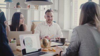 Mutlu iş ortakları tartışma masada. Kendine güvenen Avrupa genç patronlar konuşmak ve sözleşme koşullarını 4 k tartışmak.