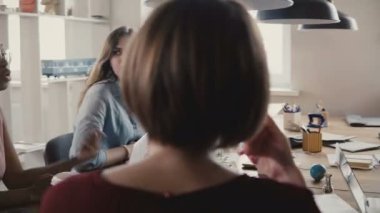 Uzay coworking şık çatı katında takım çalışması. Genç mutlu çok ırklı yaratıcı kadın çalışanların beyin fırtınası, fikir 4 k tartışın