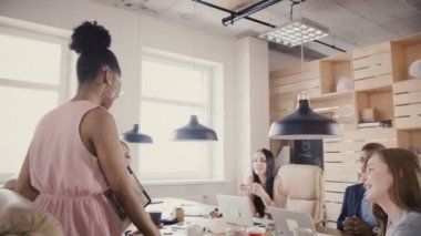 Afrika kökenli Amerikalı meslektaşlarına, kadın lideri konuşuyor mutlu ofis dışında yürür. Modern ofis 4k çok ırklı grubunda