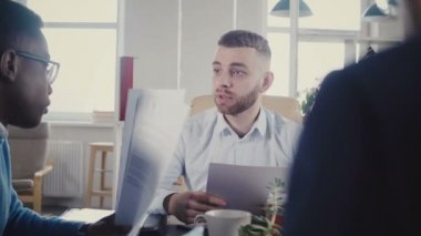 Karışık etnik köken meslektaşları konuşmak ve modern şık çatı coworking işbirliği. Gençlerin sağlıklı ofis 4 k iş.