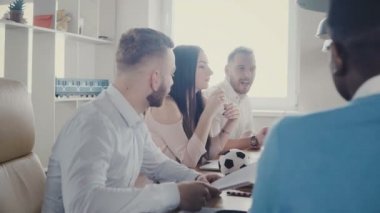 Çok ırklı iş adamları sözleşme ve ortaklık masada tartışmak. Şirket yönetim kurulu toplantısı modern ofis 4k.